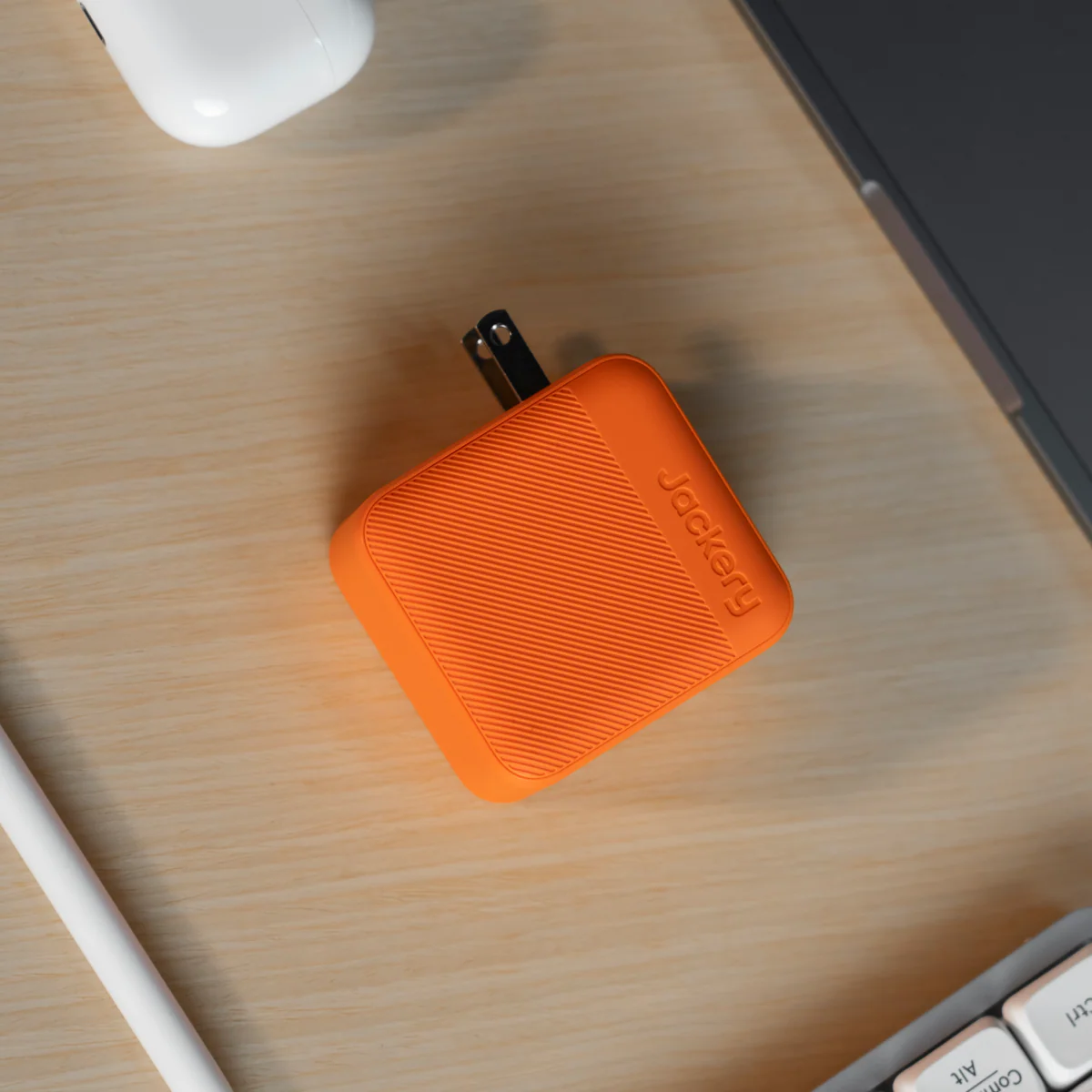 Jackery 102W GaN 3-Port Fast Charger - Image 3
